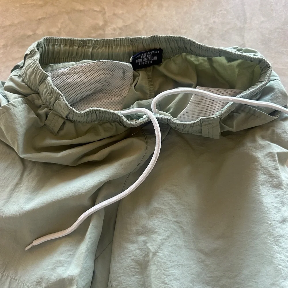 Youth large (14/16) boys Green Shorts - Picture 4 of 5